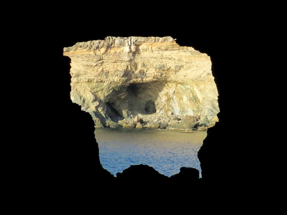Ventana interior de las cuevas de Ajui Fuerteventura
