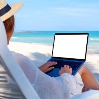 mujer-trabajando-playa-logo